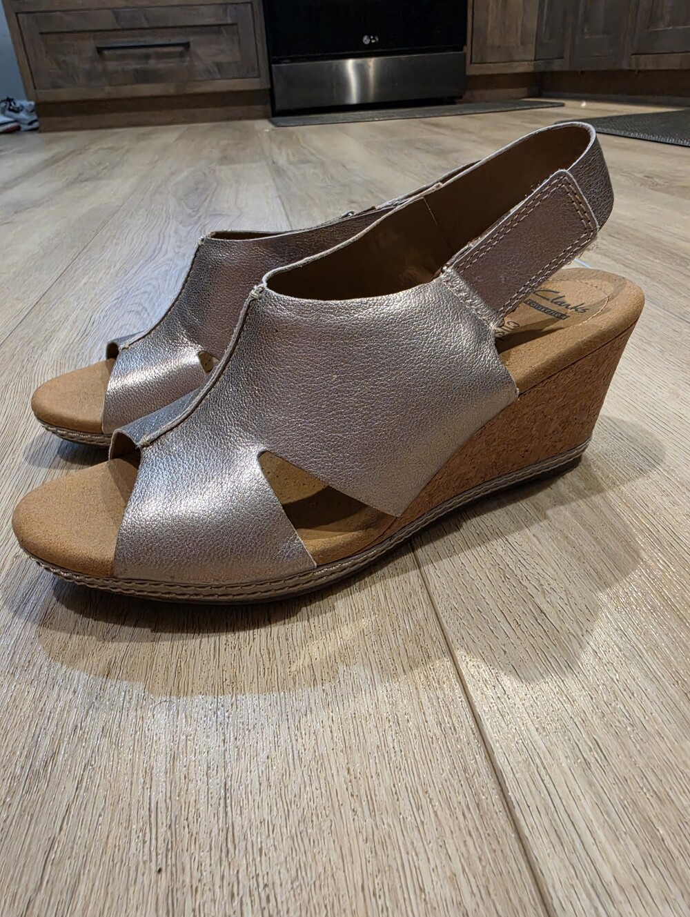 Clarks Artisan Women’s Metallic Bronze Leather Cork Wedge Sandals Size 9